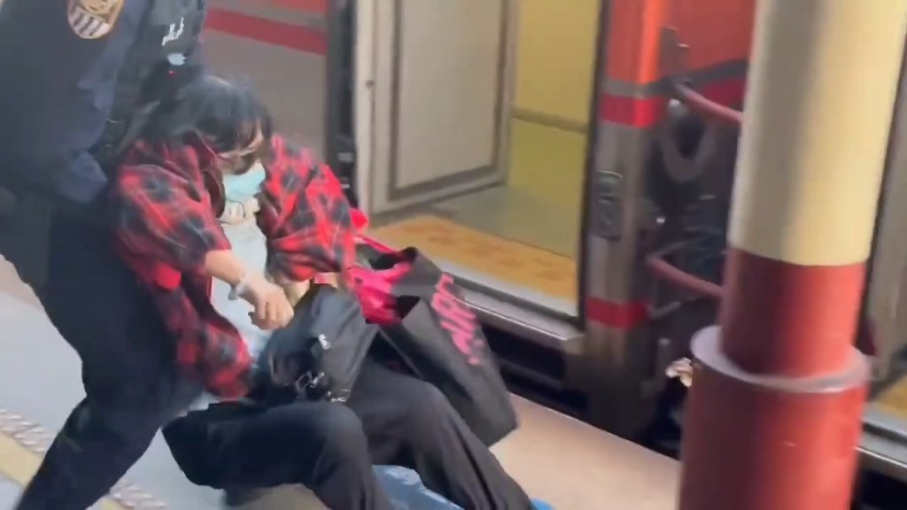 影／又是她？台鐵「救命姐」佔位被抬走　今疑嗆警「抬我啊」再被抬下車