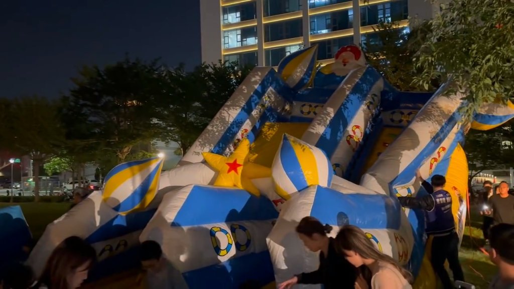 影／親子活動充氣城堡「插頭斷裂」突洩氣！家長驚「像絕命終結站」釀1傷　廠商、廖偉翔回應了