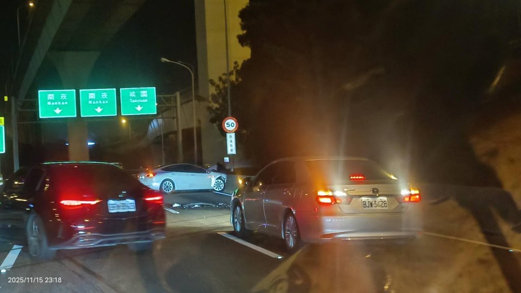影／特斯拉國道失控！超車後自撞內側護欄　再衝外側撞交流道護欄