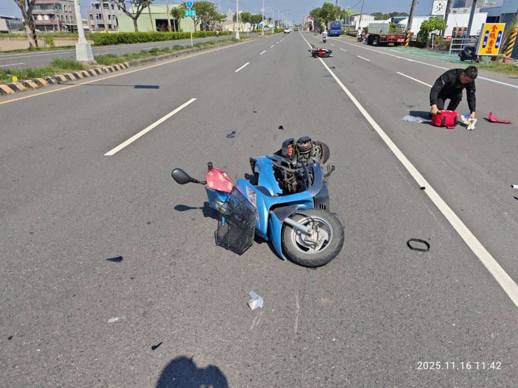 快訊／台南善化嚴重車禍！2騎士碰撞「噴飛」車殼四散　女騎士OHCA搶救