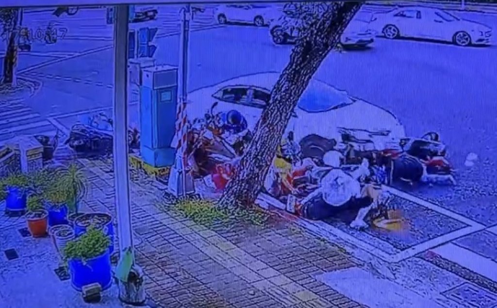 衝撞片／驚悚瞬間曝！高雄楠梓自小客撞7車 騎士悚遭輾腿