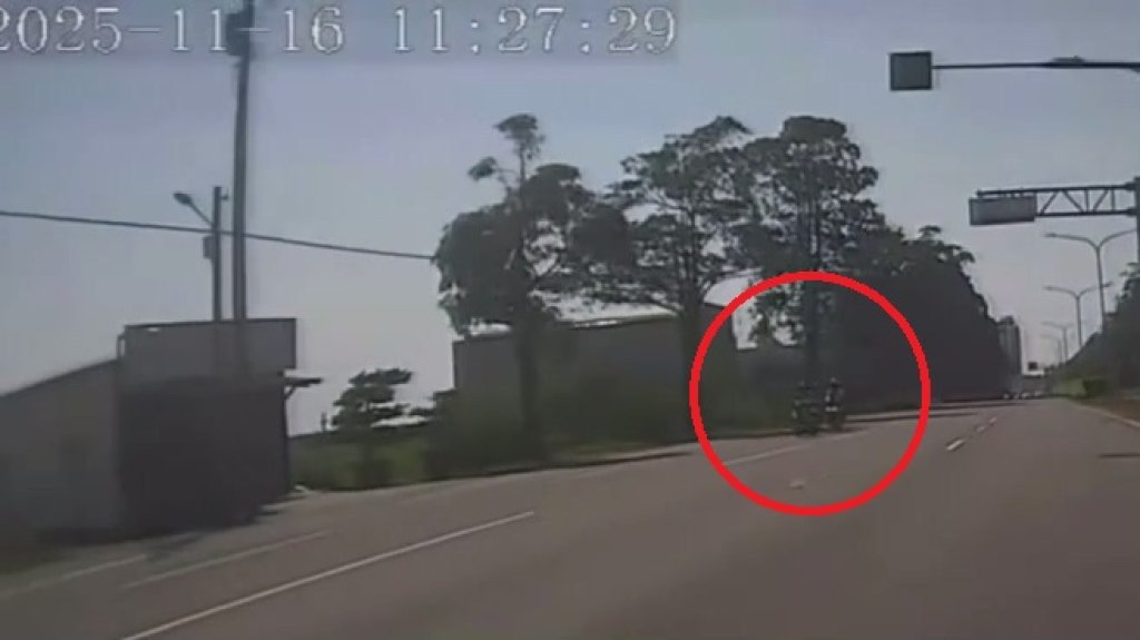 影／善化啤酒廠外1死1傷車禍撞擊影片曝光　機車路邊起步遭直行車迎面撞