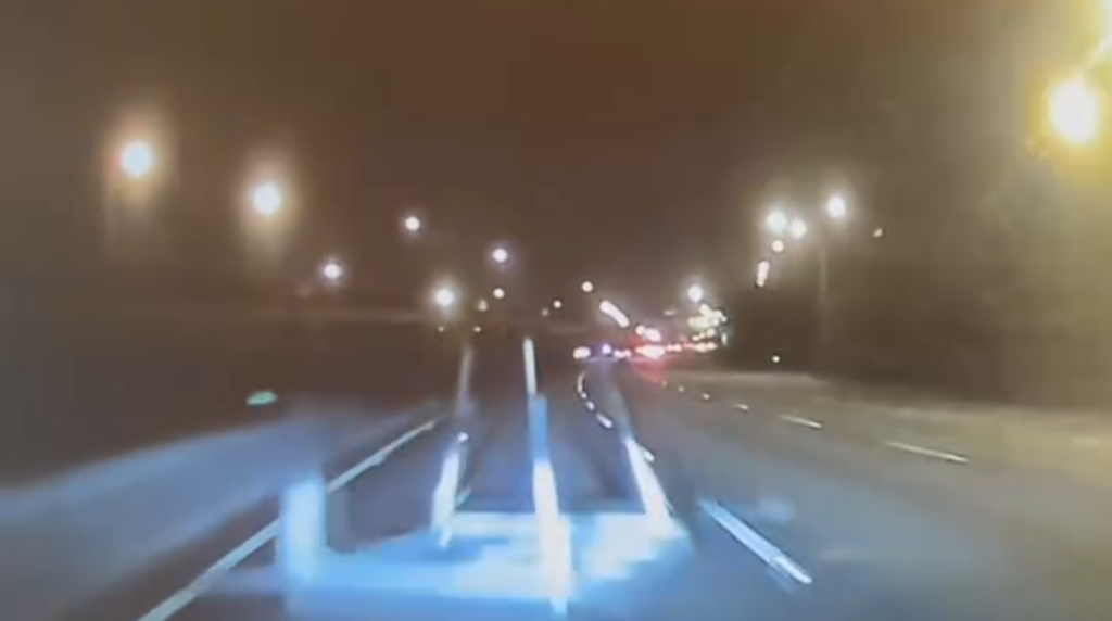 國道掉落物釀禍! 小貨車篷架掉落車道害8車撞擊受損