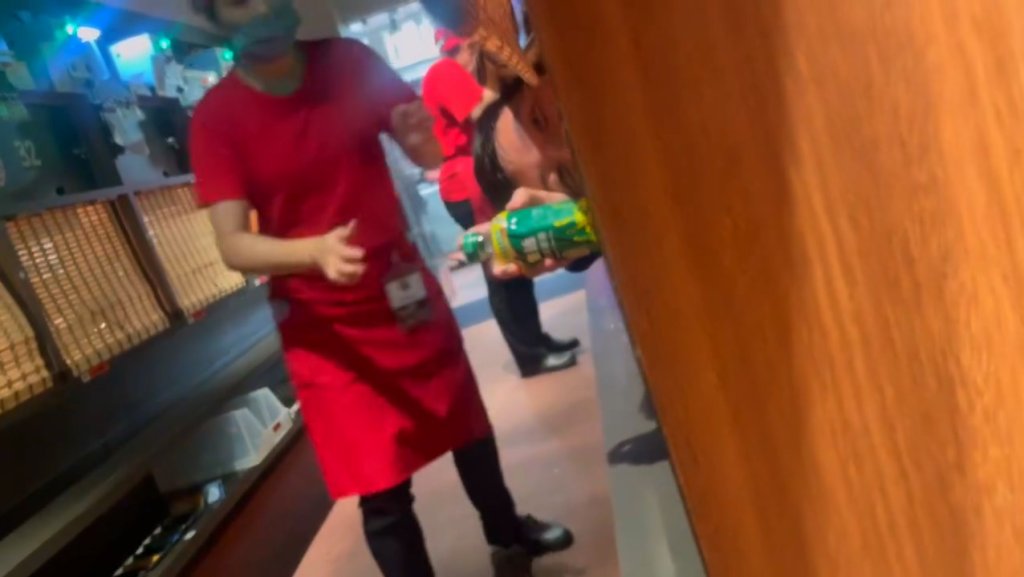 影/到一蘭拉麵用餐竟拍內部!友人「頭伸進捲簾入鏡」遭工作人員制止 網友:猴子無聊當有趣