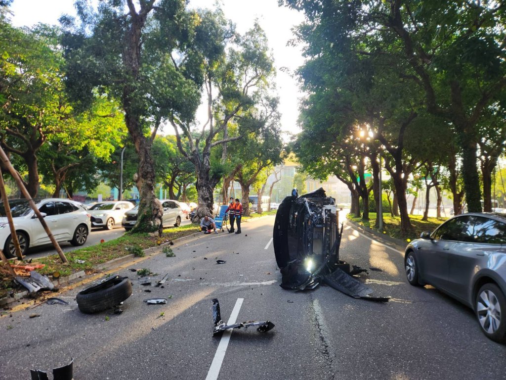 上班驚魂!男駕休旅車自撞分隔島側翻路中