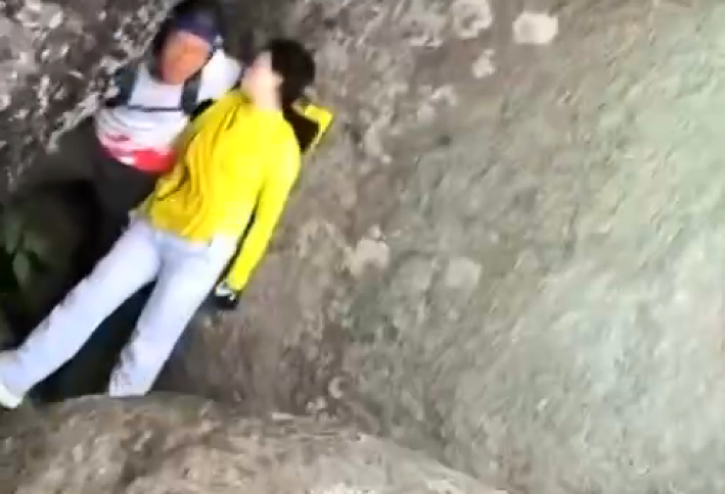 影/摔下山影片曝光!陸女爬山石頭間跳躍「我來個跳的」 失足後仰墜落粉碎性骨折