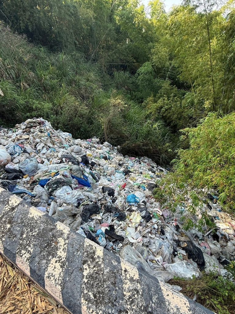 高雄月世界慘淪「垃圾山」!大量非法垃圾侵佔 居民聞臭氣崩潰