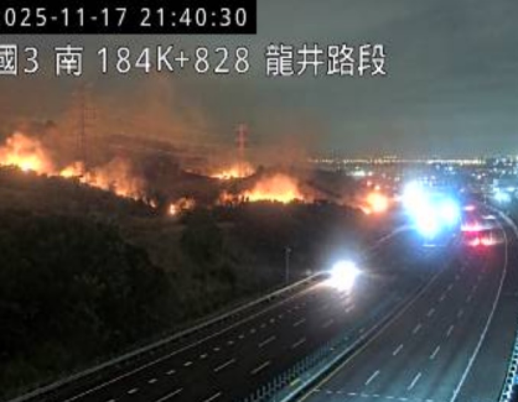 國道3號台中龍井路段路旁山坡地火燒山　消防隊員與強風搏鬥！
