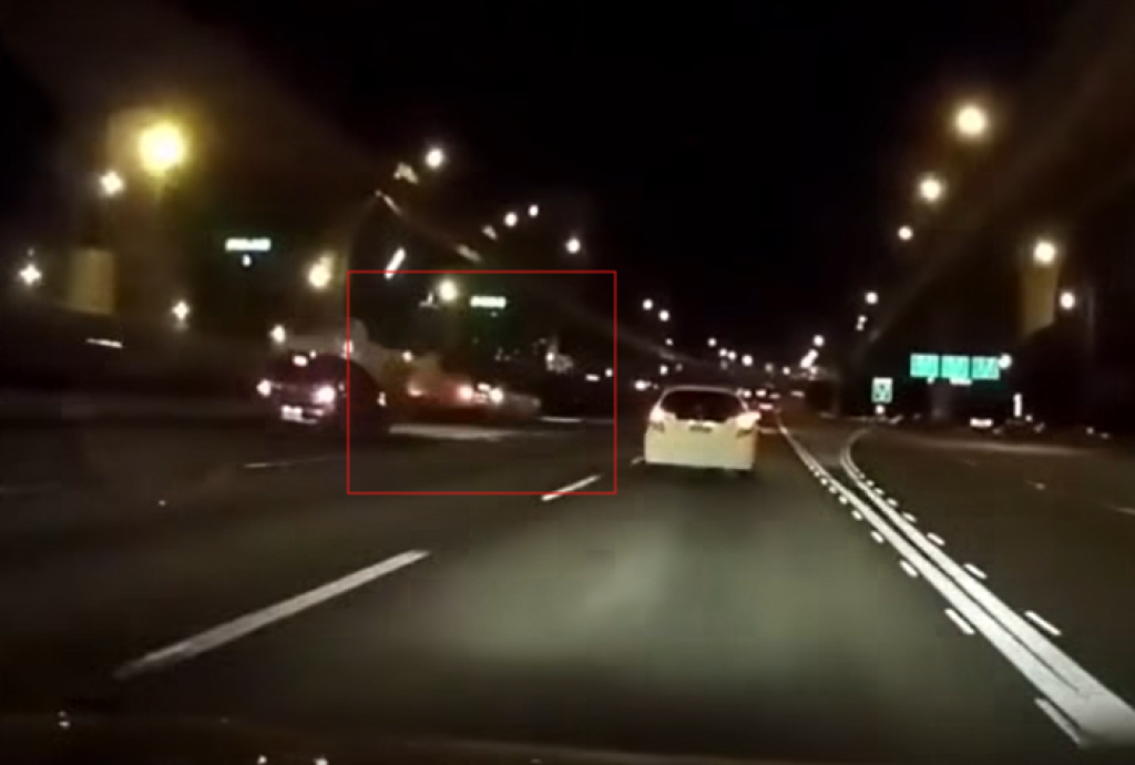 白色特斯拉「急切」失控連撞護欄　網友：這技術我不敢學！