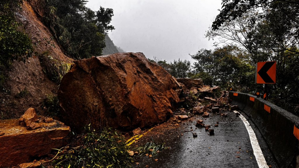 連日降雨釀災！新北雙溪102線巨石崩落佔路面　雙向交通中斷