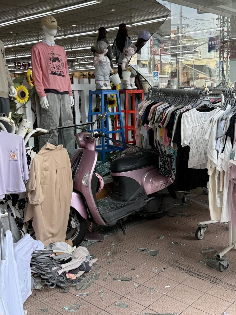 68歲婦人驚傳「油門當煞車」！車子前後狂撞衝進店裡　玻璃碎滿地嚇壞眾人