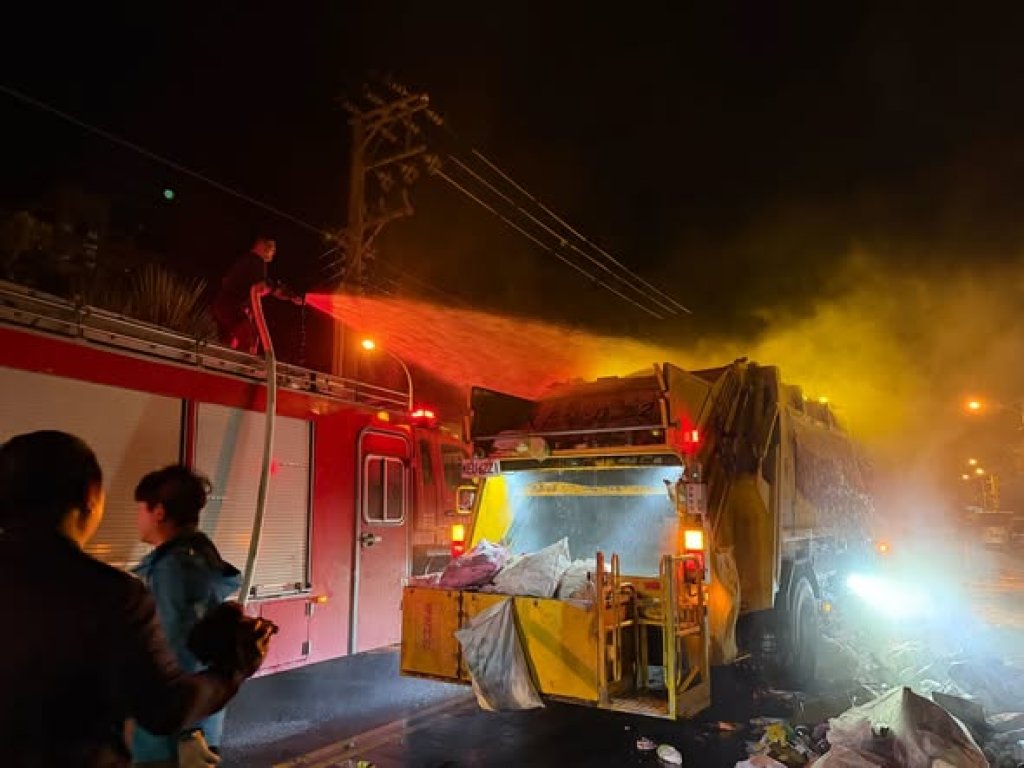 花蓮垃圾車火警！疑似民眾將易燃物丟入一般垃圾　壓縮時爆炸起火