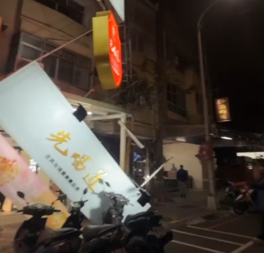 東北季風發威！台中海線飲料店招牌被強颱吹落　警方到場警戒交通疏導