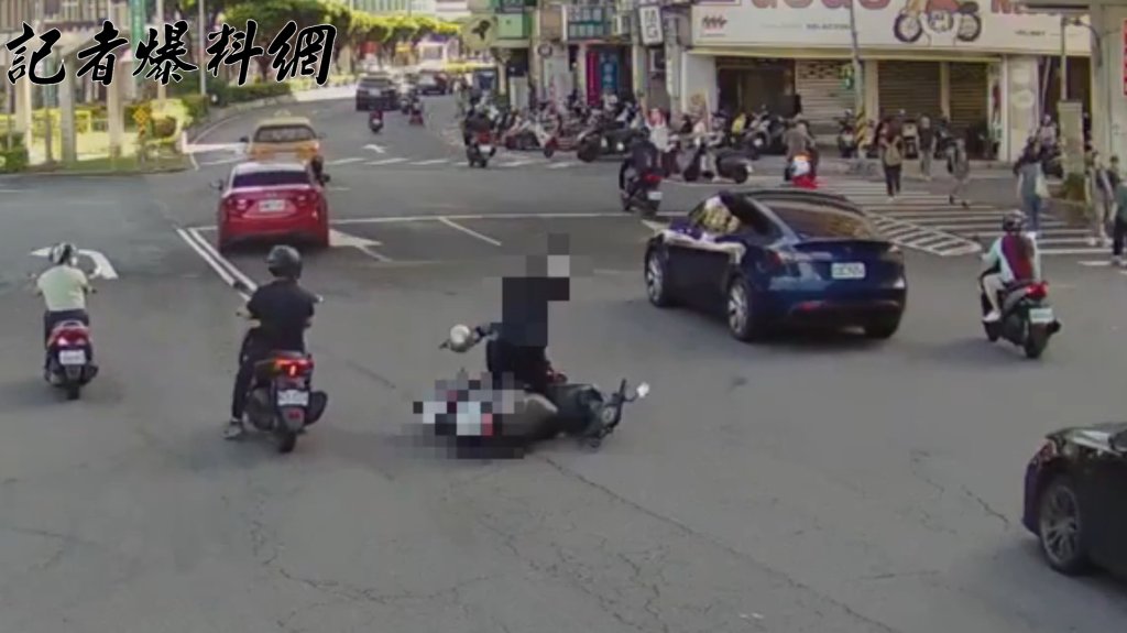 行車糾紛爆全武行！三重女女圓環擦撞　馬路成擂台當街互毆