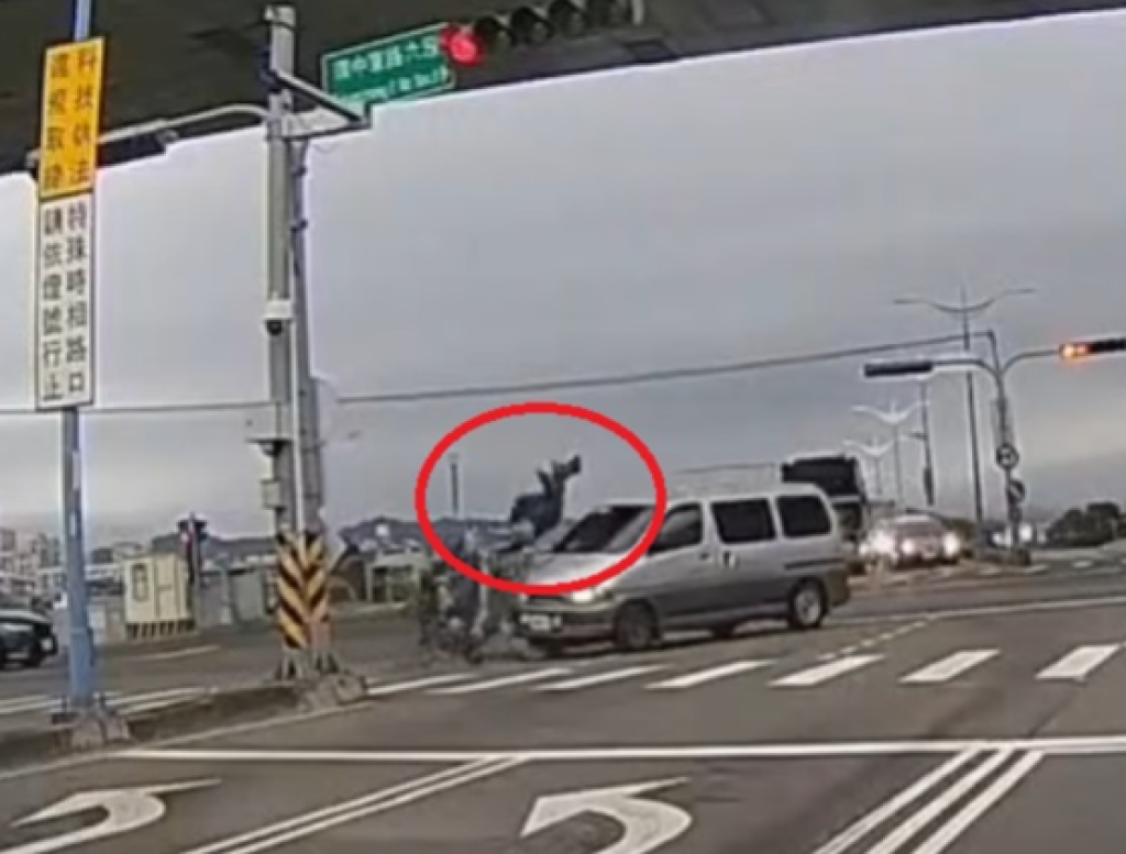 撞擊畫面曝光！台中大里左轉廂型車撞直行機車　騎士彈飛落地受傷