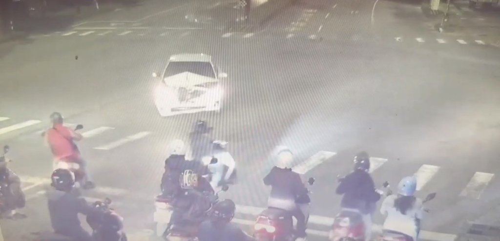 嚇壞！自小客猛朝車群「衝過去」　大坪頂騎士們險遭撞飛