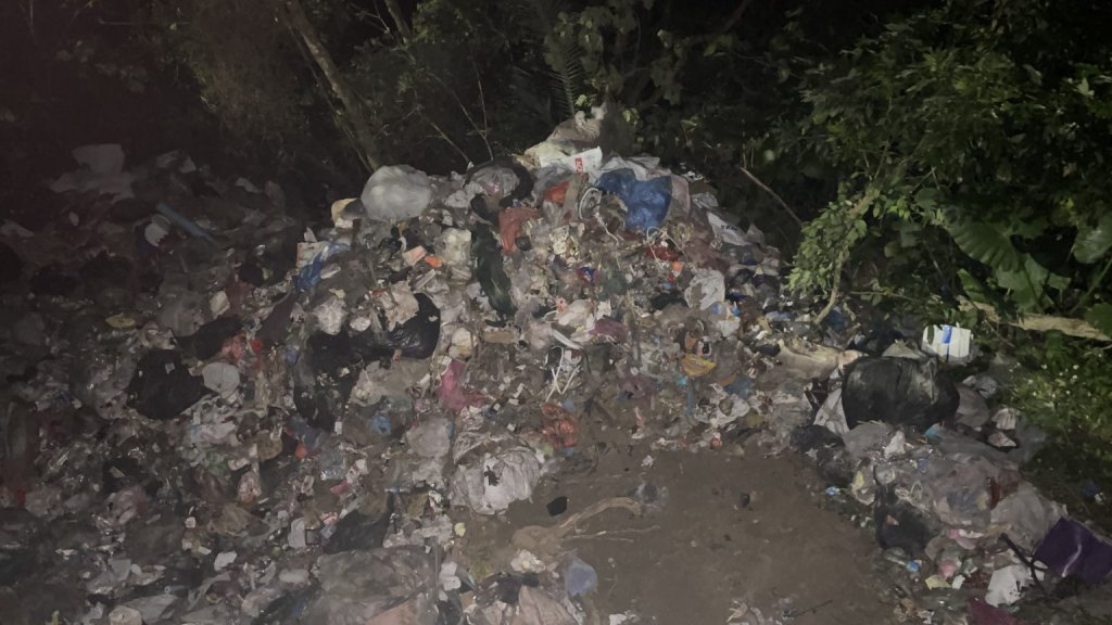 快訊／丟垃圾集團！竟在「月世界旁邊」又見一座山　環保局急清運　