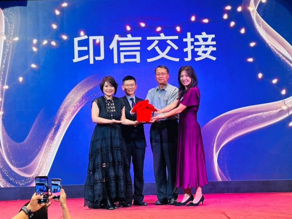 43歲侯湘婷美回螢光幕！穿紫禮服現身國小家長會　網嘆「完全沒變」