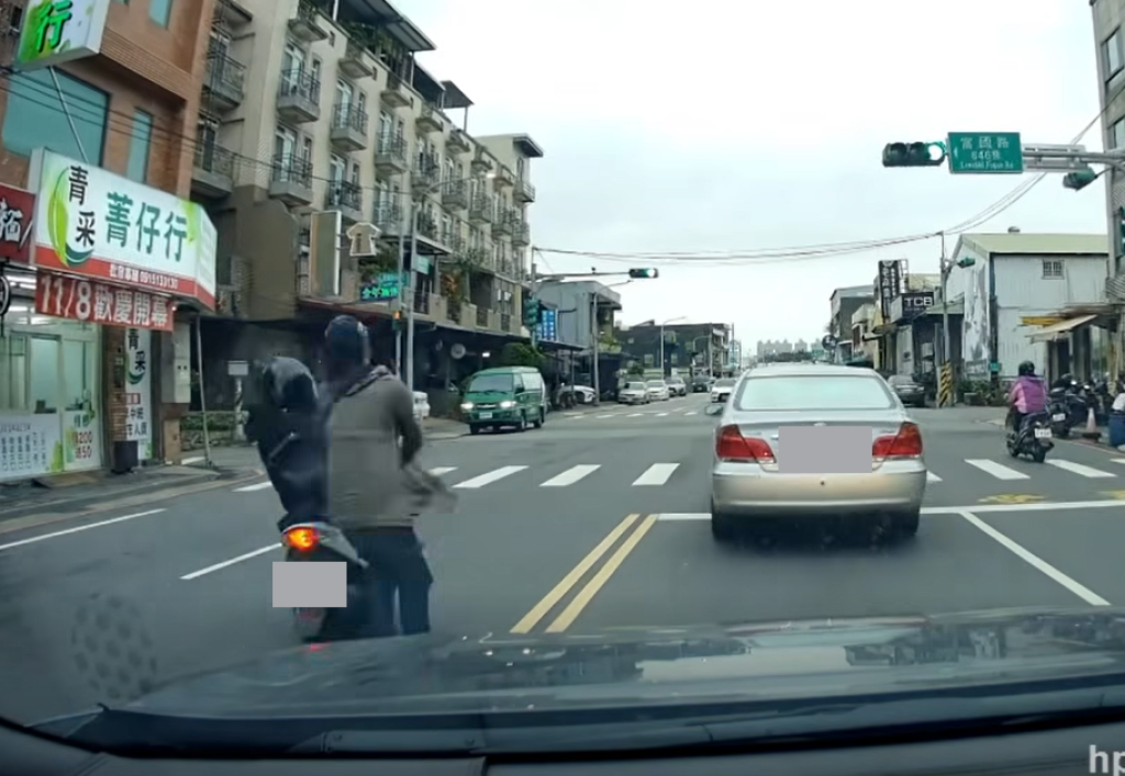 桃園「三寶對三寶」正面交鋒！行人狂奔穿越、騎士逆向衝線　網友看傻：負負得正？