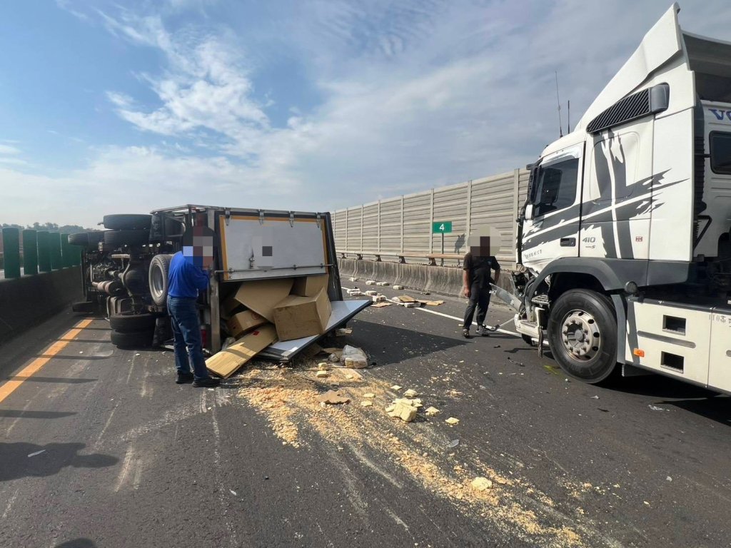 我的豆皮飛了！台88三車事故「一車翻覆」　小貨車載乾貨散一地