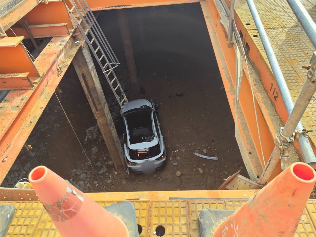 桃園八德女駕駛一恍神出大事！車子直接掉進捷運工地地下室