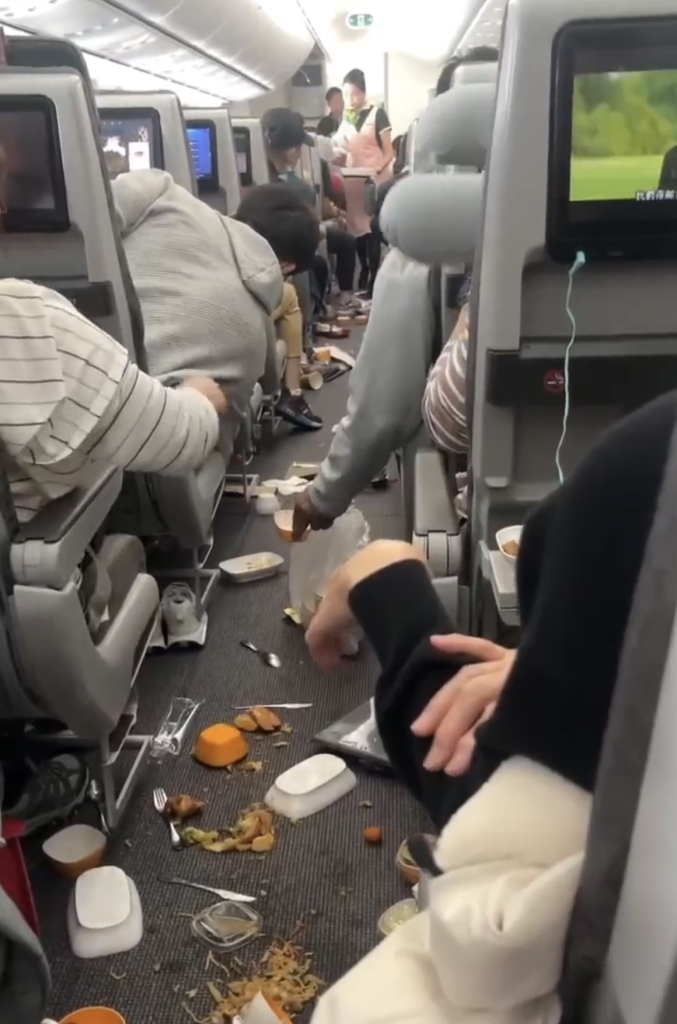飛澳洲途中變雲霄飛車！亂流餐點「整個飛起來」3空服員送醫