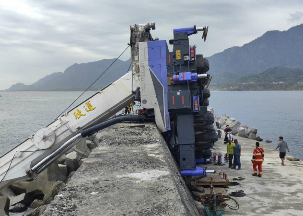 台東成功鎮吊車翻覆1死1傷！　白晝至夜幕救援11小時運出遺體