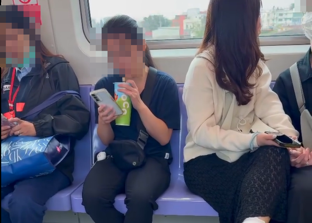 影／機捷車廂內喝手搖飲！不理勸導繼續吸珍奶　目擊乘客傻眼：一臉無所謂