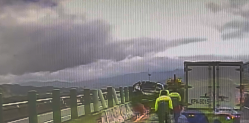 竹東鎮台68線貨車撞警車！　1名女警頭部受傷流血送醫