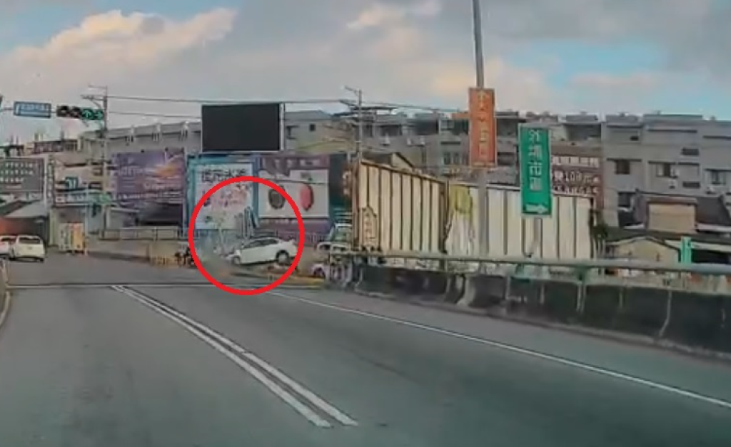 撞擊畫面曝光！　台中車禍拉斷兩根號誌桿