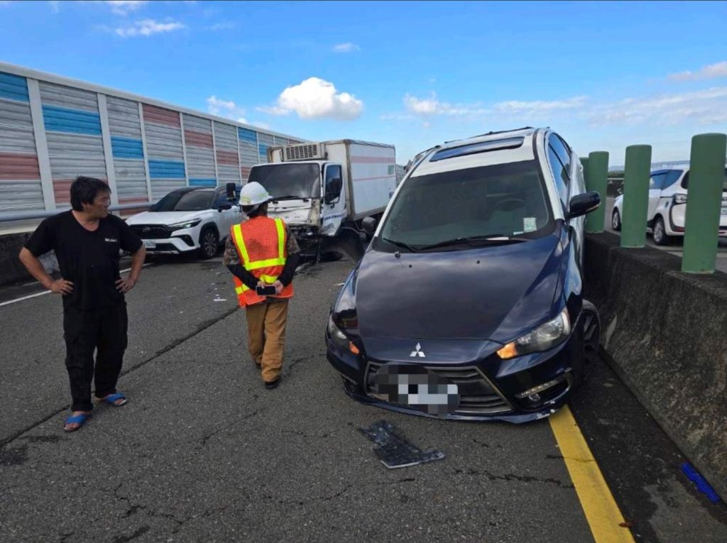 影/台68線排障礙遇橫禍 警車遭貨車追撞側翻 2警送醫幸無大礙