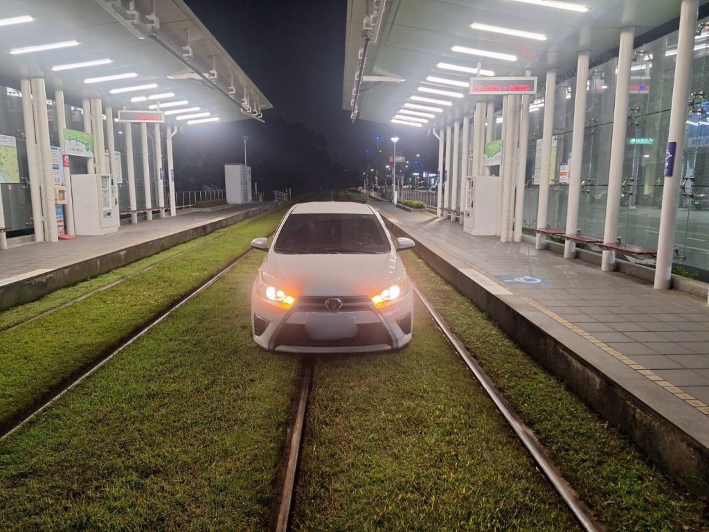 傻眼！高雄7旬婦「右轉彎進輕軌軌道」 狂開550M遭卡住