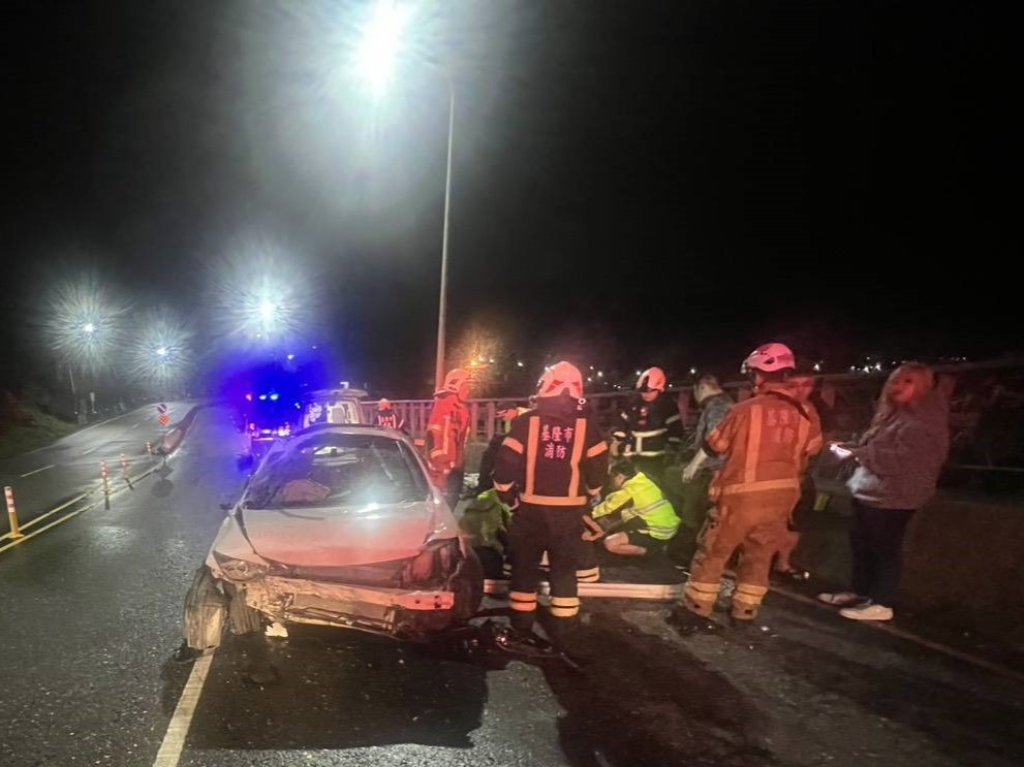 載女友人夜遊金山　男過彎自撞護欄傷重不治女腿傷