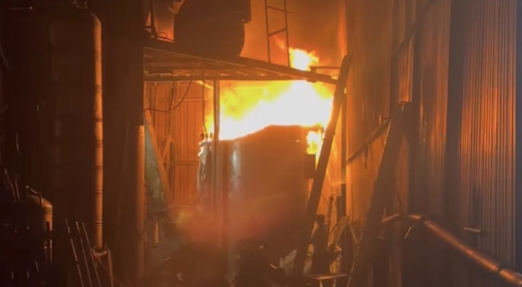 快訊／高雄加工食品廠祝融！火舌竄3層樓高「移工被燻一身黑」