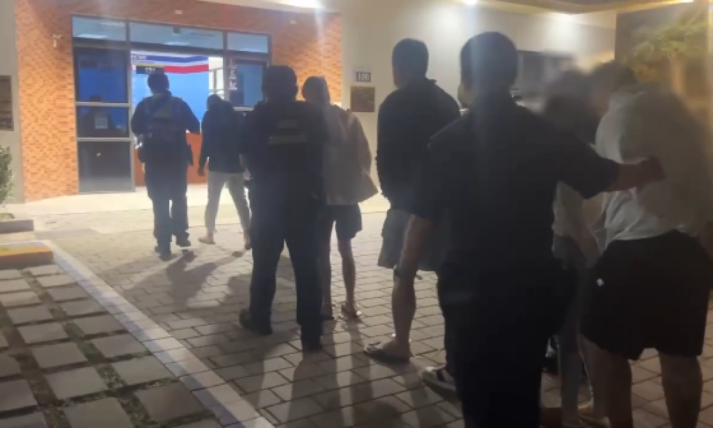 台中東區汽車美容店深夜變打鬥現場　20警破門壓制7人、3傷送醫