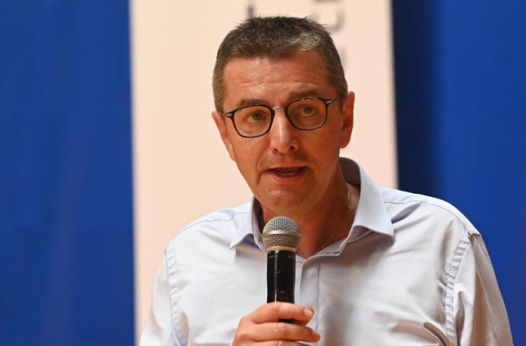 影／法國市長用男妓設美男計！誘騙政治對手拍下性愛影片勒索　被判入獄四年即刻卸任