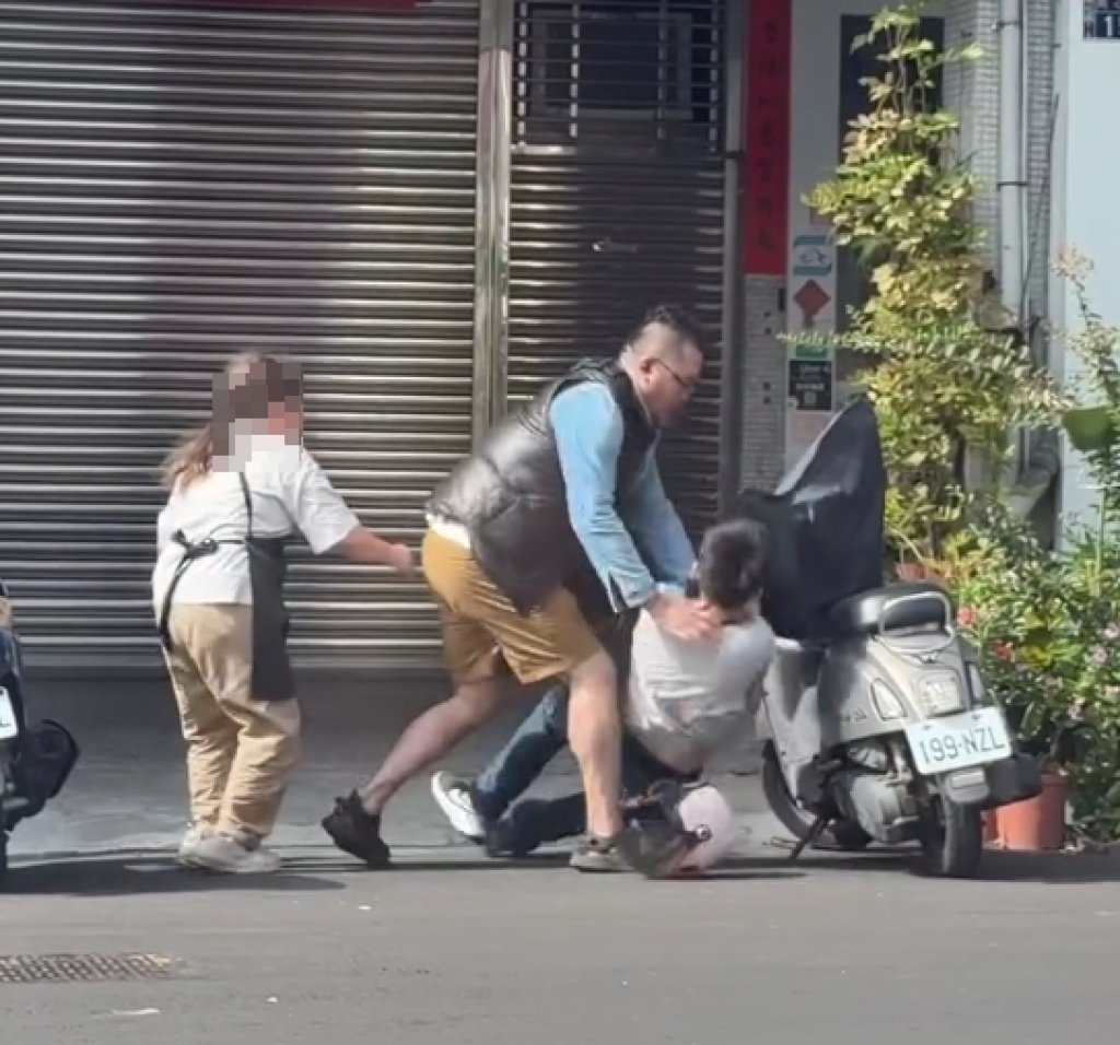 台中街頭母子吵架兒子持刀相向！　兒遭路人制伏母親遭水果刀劃傷