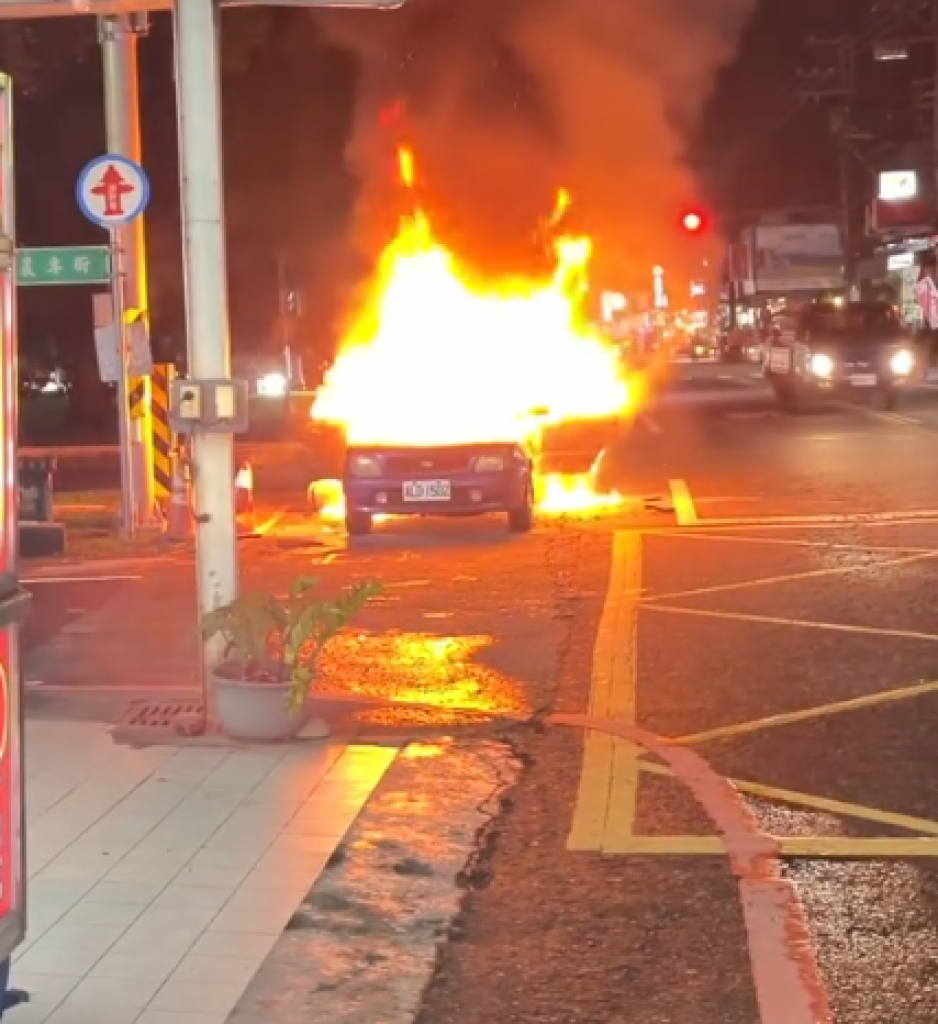 屏科大校門口火燒車火煙沖天！ 　小籠包攤販用火不慎把自己車子燒了