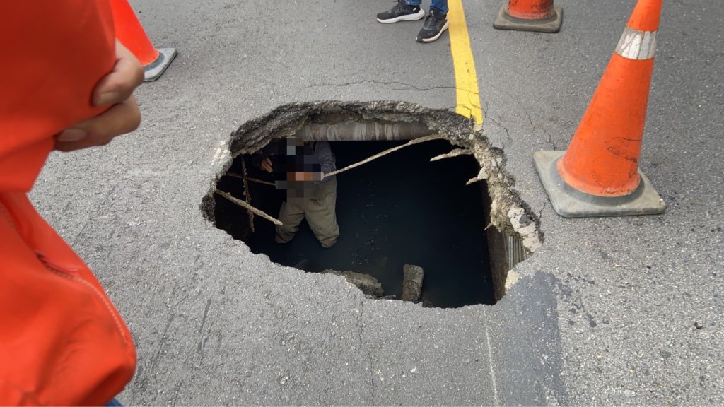 新北新莊復興路出現兩公尺深天坑！　警方現場交管