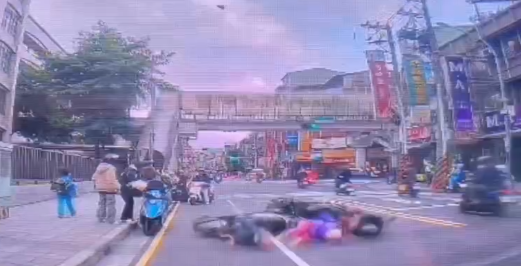 中和積穗國小前車禍！家長載孩子上學與另輛機車相撞　3人受傷送醫