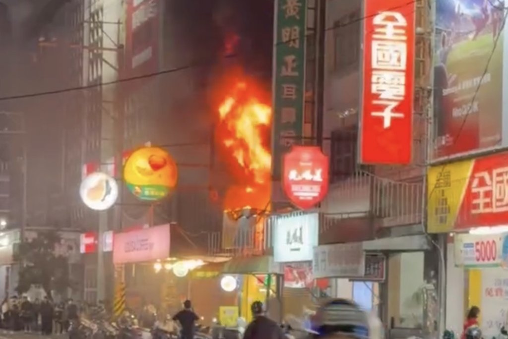 快訊／高雄民宅晚間竄火！2F以上遭火吞噬