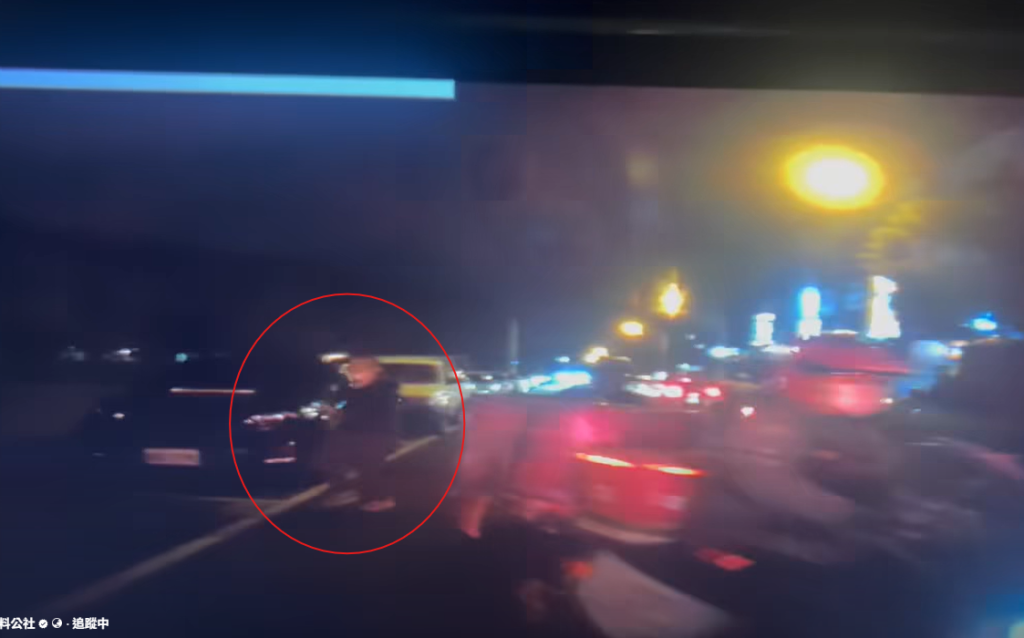 影/雲林斗六成功夜市街頭上演「倒車大戰」！行人衝車格被逼退