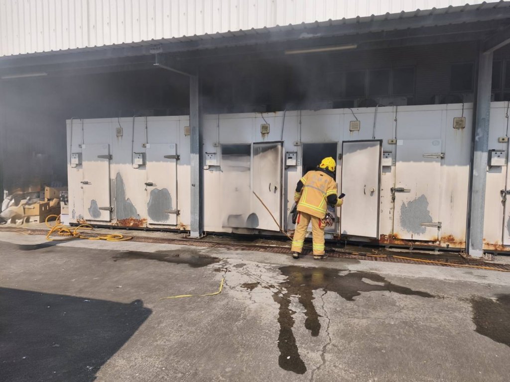 快訊／高雄興達港漁會火警！倉儲狂竄黑煙「漁民嚇壞」