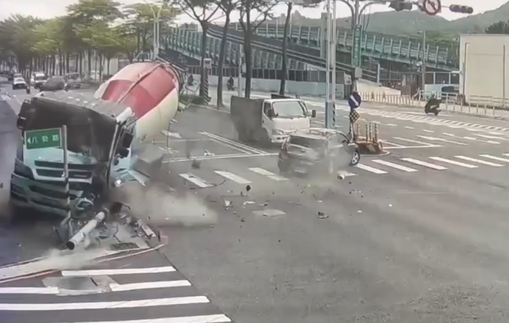 煞不住！淡水預伴混凝土車追撞停等紅燈自小客車　釀3人受傷