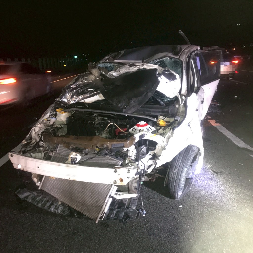 國道3號草屯路段連車禍！　4車撞爛1名駕駛受傷