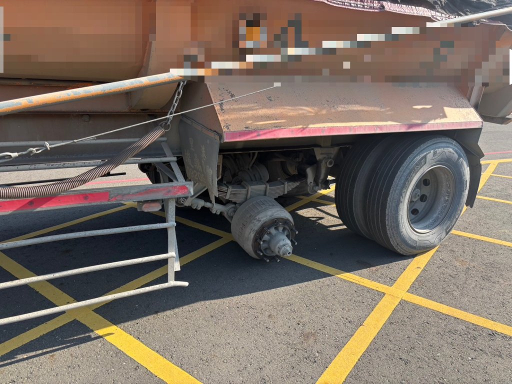 影/才剛下高速公路！拖車輪胎自己掉下來 砸中3車