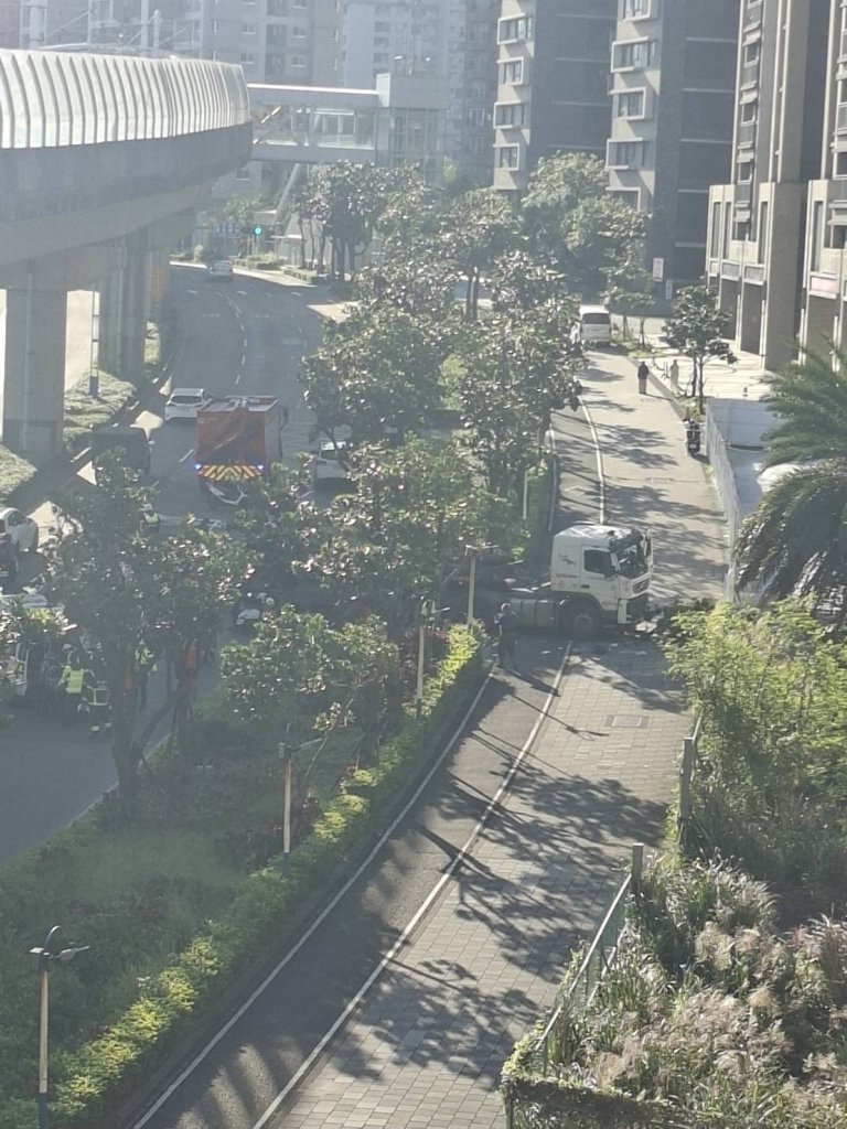 新北淡金公路拖板車自撞路燈電線桿！　駕駛ohca送醫