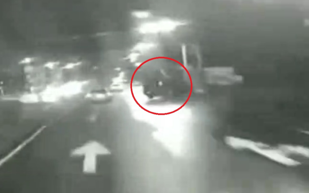 撞擊畫面曝光！宜蘭警員執勤遭廂型車撞傷　肇事駕駛過失重傷妨害公務送辦