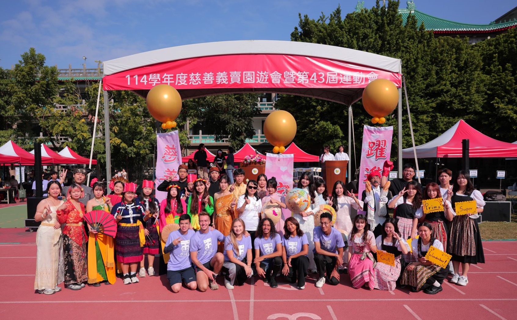 文藻外大舉辦「慈善義賣園遊會暨運動會」　運動員裝扮爭奇鬥艷精彩揭幕
