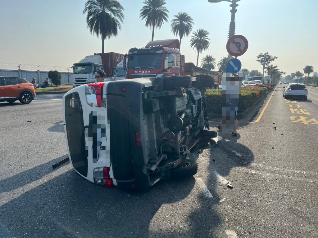 有片/女駕駛疑闖紅燈!-釀三車連環撞-休旅撞貨車翻覆機場圍牆旁